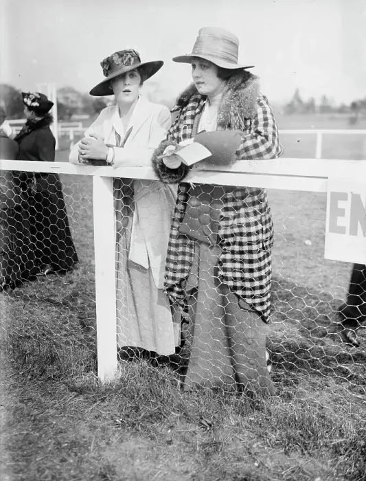Framed Print : Mimi Scott and Mrs. Stev. Peabody Jr. between c1910 and c1915. Creator: Bain News Service Framed Print : Mimi Scott and Mrs. Stev. Peabody Jr. between c1910 and c1915. Creator: Bain News Service