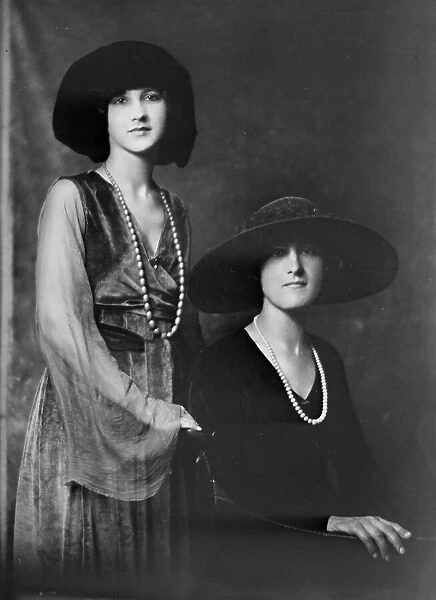 Miss Anna Duncan and sister, portrait photograph, 1919 Oct. 16. Creator: Arnold Genthe