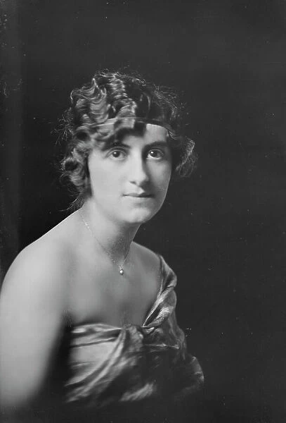 Miss Du Pasquier, portrait photograph, 1919 Feb. 17. Creator: Arnold Genthe