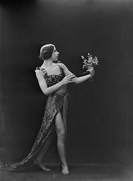 Miss Ernani Seibel, portrait photograph, 1919 June 21. Creator: Arnold Genthe