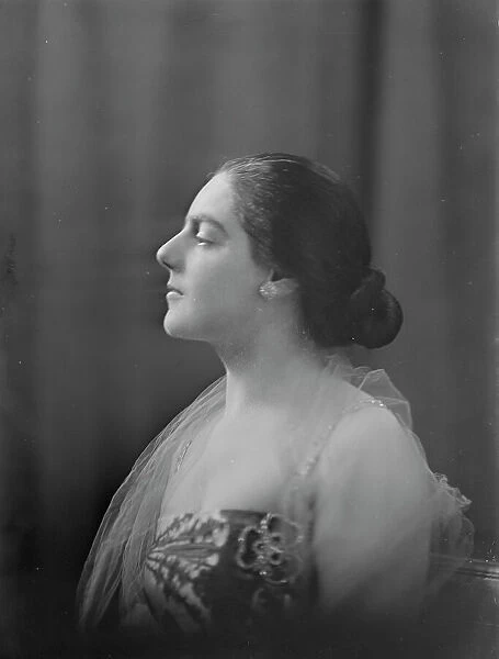 Miss Eva Gauthier, portrait photograph, 1918 Nov. Creator: Arnold Genthe