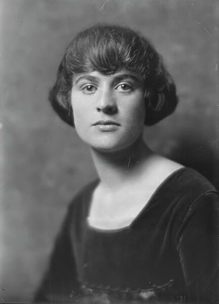 Miss Evelyn Barbee, portrait photograph, 1918 Apr. 26. Creator: Arnold Genthe