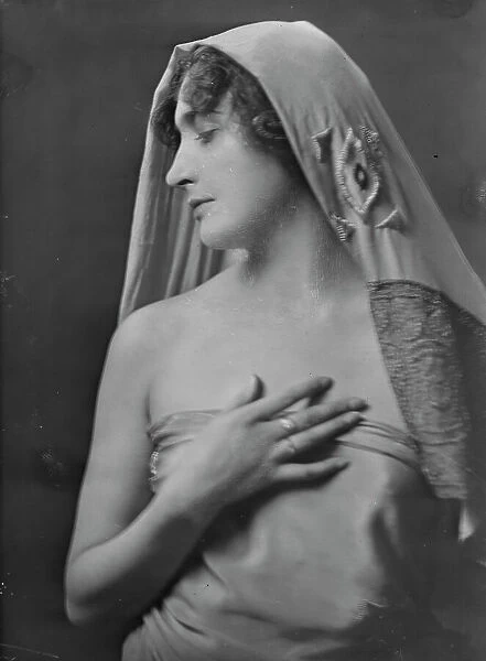 Miss Flore Revalles, portrait photograph, 1918 Sept. 26. Creator: Arnold Genthe