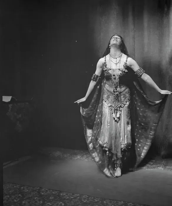 Framed Print : Miss Fontaine, between 1915 and 1920. Creator: Arnold Genthe Framed Print : Miss Fontaine, between 1915 and 1920. Creator: Arnold Genthe