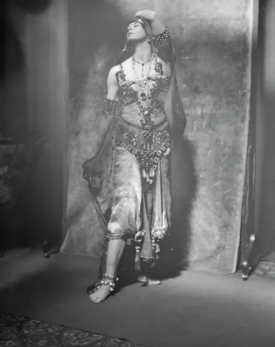 Framed Print : Miss Fontaine, between 1915 and 1920. Creator: Arnold Genthe Framed Print : Miss Fontaine, between 1915 and 1920. Creator: Arnold Genthe