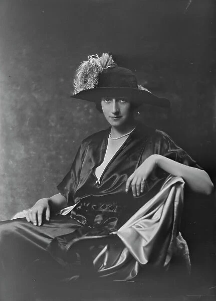 Miss Helen St. Goar, portrait photograph, 1919 Oct. 29. Creator: Arnold Genthe