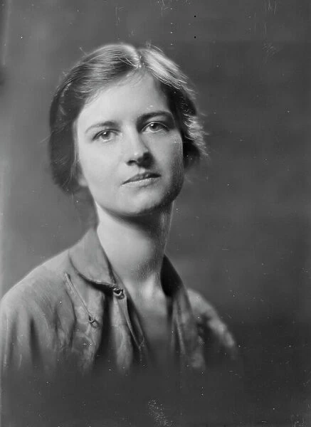 Miss Hines, portrait photograph, 1919 Aug. 7. Creator: Arnold Genthe