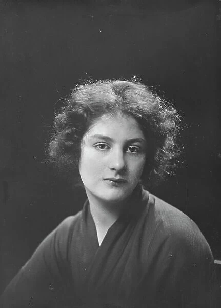 Miss Hortense Alden, portrait photograph, 1919 Feb. Creator: Arnold Genthe