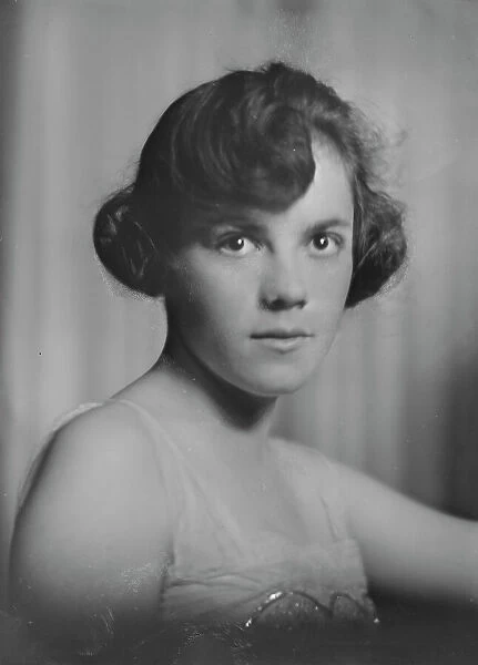 Miss Hoyt, portrait photograph, 1918 June 11. Creator: Arnold Genthe