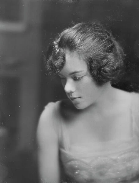 Miss Hoyt, portrait photograph, 1918 June 11. Creator: Arnold Genthe