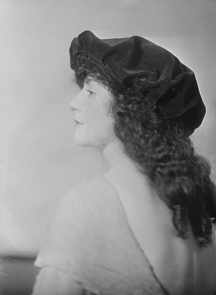Miss Hurley, portrait photograph, 1918 Dec. 9. Creator: Arnold Genthe