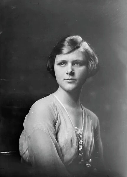 Miss Jean Graydon, portrait photograph, 1919 Sept. 23. Creator: Arnold Genthe