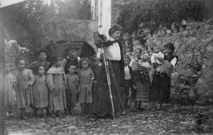 Framed Print : Miss Johnston & audience, Lake Como, Italy, 1899. Creator: Frances Benjamin Johnston. Miss Johnston & audience, Lake Como, Italy, 1899. Creator: Frances Benjamin Johnston Framed Print : Miss Johnston & audience, Lake Como, Italy, 1899. Creator: Frances Benjamin Johnston. Miss Johnston & audience, Lake Como, Italy, 1899. Creator: Frances Benjamin Johnston