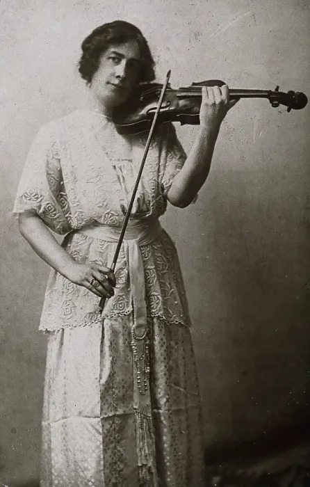 Framed Print : Miss Julia Klumpke, playing the violin, c1900. Creator: Unknown Framed Print : Miss Julia Klumpke, playing the violin, c1900. Creator: Unknown