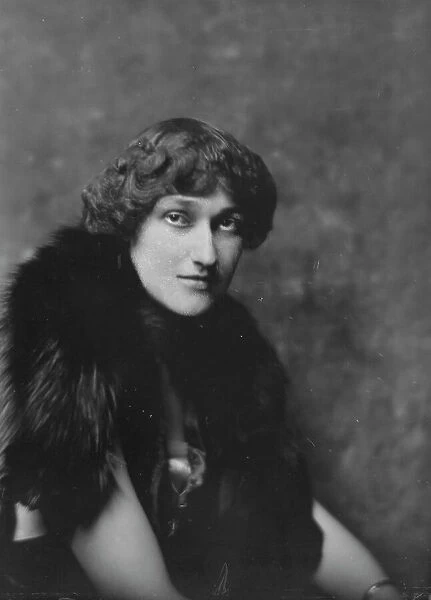 Miss Katherine Richards, portrait photograph, 1917 Dec. Creator: Arnold Genthe