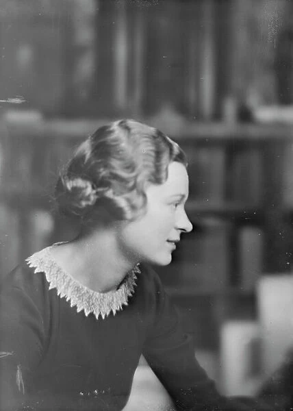 Miss Kervin, portrait photograph, 1918 June. Creator: Arnold Genthe