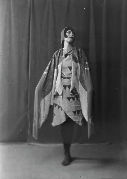 Miss Lindahl, portrait photograph, 1918 Mar. 26. Creator: Arnold Genthe