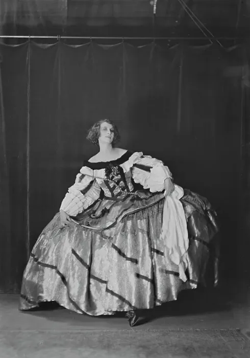 Framed Print : Miss Lindahl, portrait photograph, 1918 Oct. 1. Creator: Arnold Genthe
