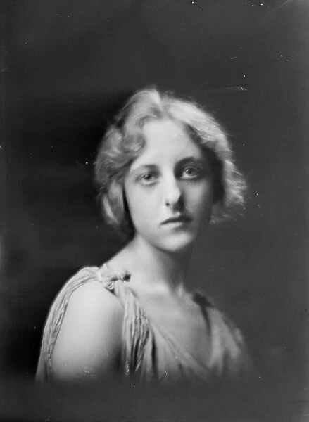 Miss Lindey Lenton, portrait photograph, 1919 Sept. 30. Creator: Arnold Genthe