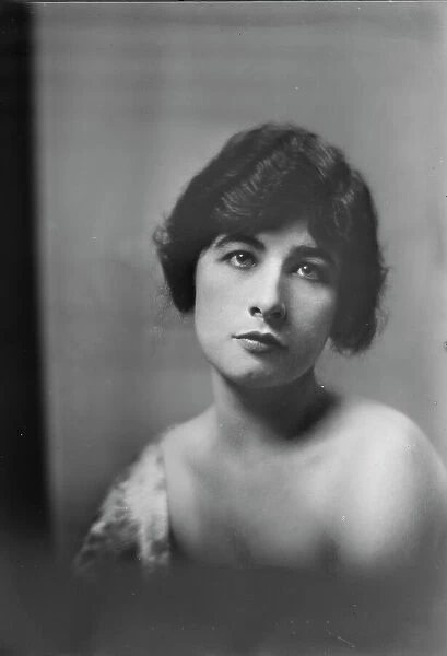 Miss Lindsay Herald, portrait photograph, 1919 Oct. 4. Creator: Arnold Genthe