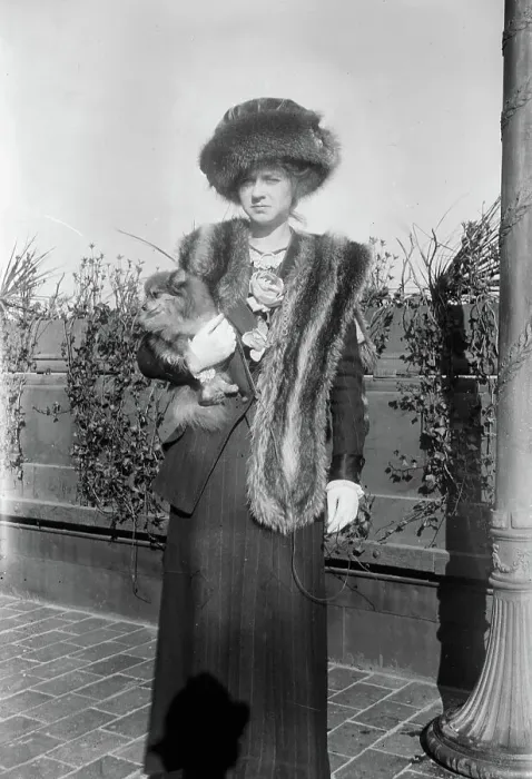 Framed Print : Miss M. Kennedy & Pomeranian [i.e. Pomeria] Buttercup, 1911. Creator: Bain News Service