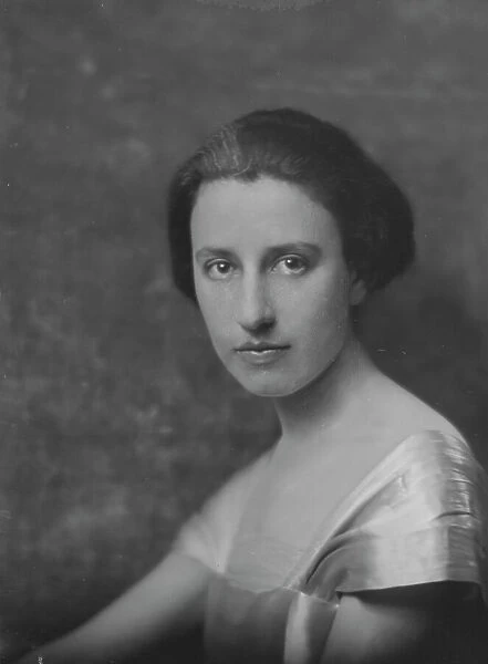 Miss Mabel Hutzler, portrait photograph, 1917 Dec. 24. Creator: Arnold Genthe