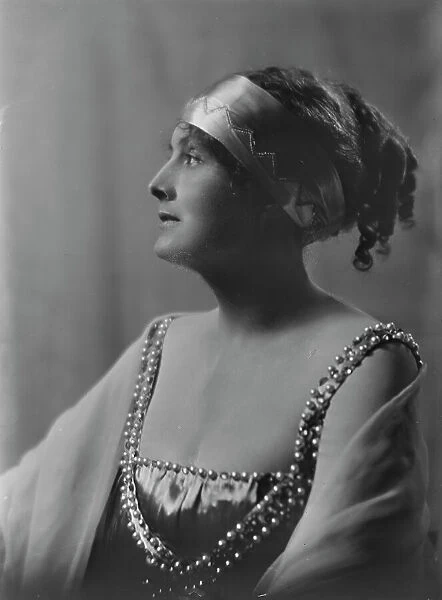 Miss Marcia Van Dresser, portrait photograph, 1919 Oct. 4. Creator: Arnold Genthe