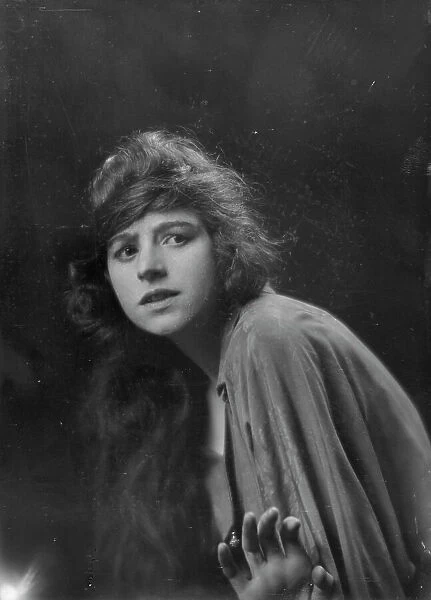 Miss Margaret La Rue, portrait photograph, 1919 May 5. Creator: Arnold Genthe