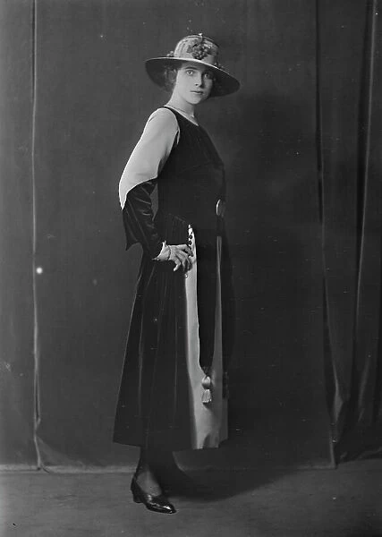 Miss Marie Goff, portrait photograph, 1918 Sept. 16. Creator: Arnold Genthe