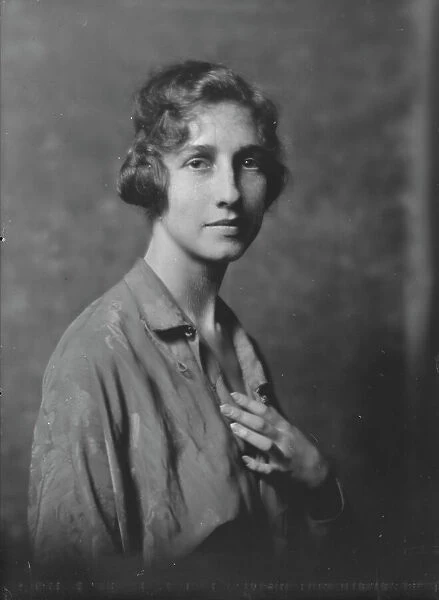 Miss McMahon, portrait photograph, 1917 Dec. 5. Creator: Arnold Genthe