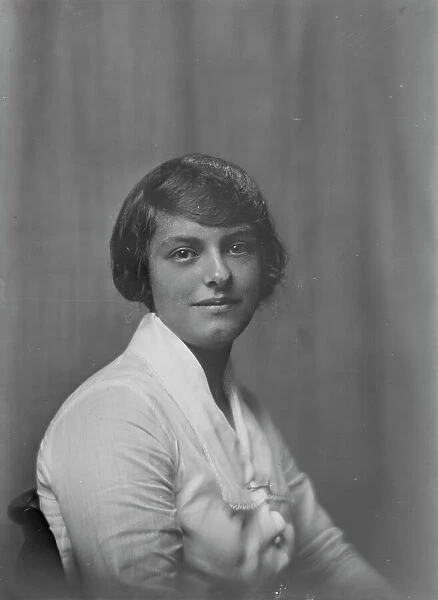 Miss Noyes, portrait photograph, 1919 Sept. 23. Creator: Arnold Genthe