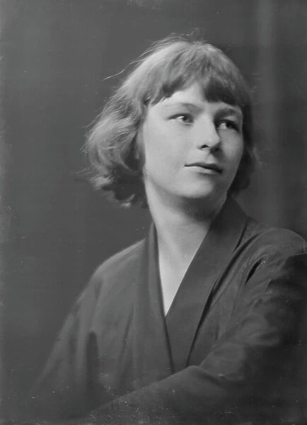 Miss Phyllis Duganne, portrait photograph, 1918 Aug. 20. Creator: Arnold Genthe