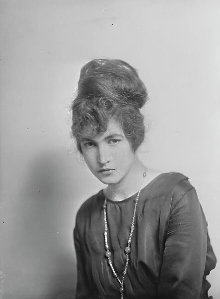 Miss Reilly, portrait photograph, 1918 Oct. 28. Creator: Arnold Genthe