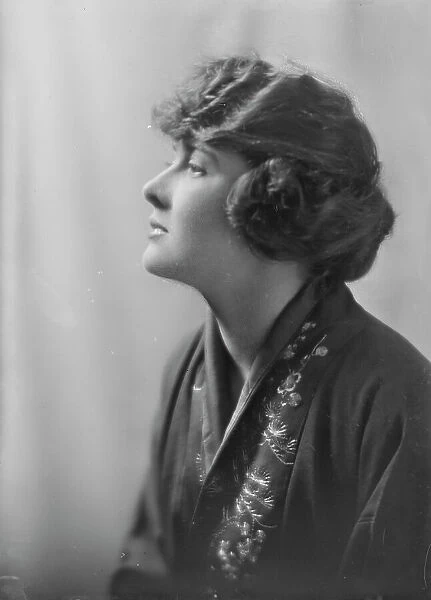 Miss Reutte, portrait photograph, 1918 May. Creator: Arnold Genthe