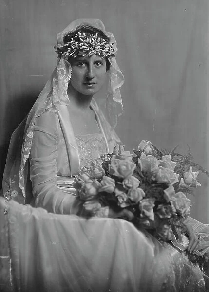 Miss Schaffer, (Mrs. Baumgarten), portrait photograph, 1919 Feb. 25. Creator: Arnold Genthe
