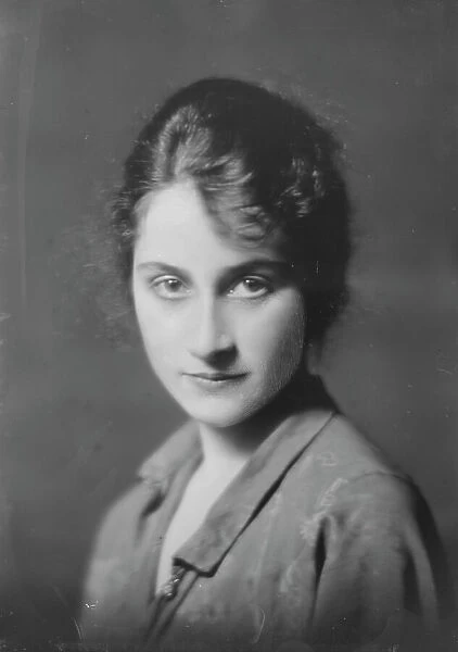 Miss Theresa Josephs, portrait photograph, 1917 Nov. 19. Creator: Arnold Genthe