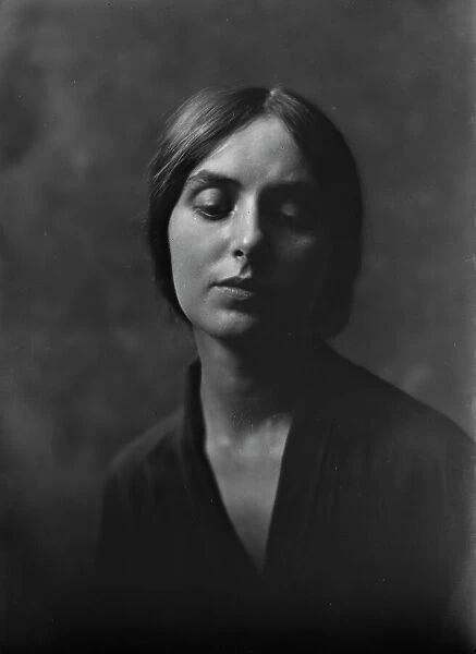 Miss Tod Hunter, portrait photograph, 1919 Aug. 20. Creator: Arnold Genthe