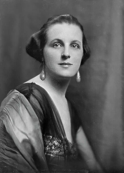 Miss Utman, portrait photograph, 1918 Mar. 21. Creator: Arnold Genthe