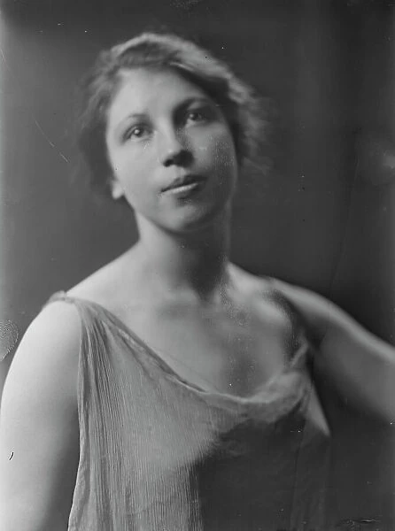 Miss Vera Lehman, portrait photograph, 1918 Aug. 23. Creator: Arnold Genthe