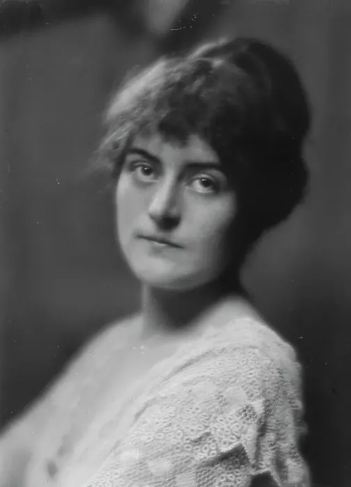Framed Print : Mitchell, John Purroy, Mrs. portrait photograph, 1913. Creator: Arnold Genthe Framed Print : Mitchell, John Purroy, Mrs. portrait photograph, 1913. Creator: Arnold Genthe