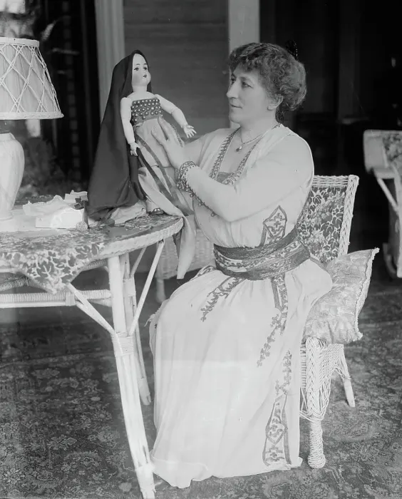 Framed Print : Mme. Gadski & Brunhilde, between c1915 and c1920. Creator: Bain News Service Framed Print : Mme. Gadski & Brunhilde, between c1915 and c1920. Creator: Bain News Service