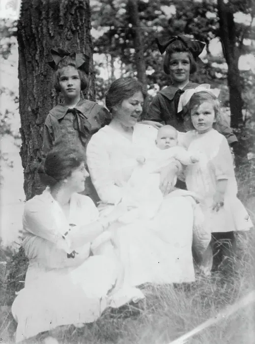 Framed Print : Mme. Louise Homer and children, 1915. Creator: Bain News Service Framed Print : Mme. Louise Homer and children, 1915. Creator: Bain News Service
