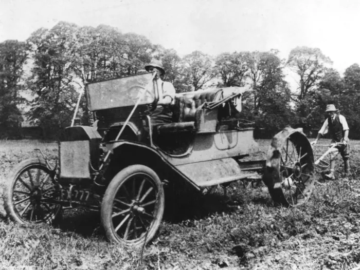 Framed Print : Model T Ford with Stephenson agricultural conversion, Sussex, 1917 Framed Print : Model T Ford with Stephenson agricultural conversion, Sussex, 1917