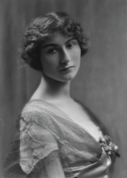 Moller, R. Miss, portrait photograph, 1913. Creator: Arnold Genthe