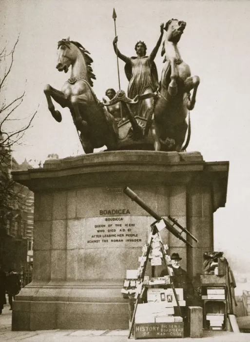 Framed Print : Monument to Boadicea, Westminster Bridge, London, c1926-1927 Framed Print : Monument to Boadicea, Westminster Bridge, London, c1926-1927