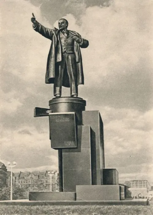 Framed Print : Monument to Lenin by Evseev, Shchuko, and Gelfrejh, St Petersburg, Russia, c1926. Artists: Sergey Evseev, Vladimir Shchuko, Vladimir Gelfreich Framed Print : Monument to Lenin by Evseev, Shchuko, and Gelfrejh, St Petersburg, Russia, c1926. Artists: Sergey Evseev, Vladimir Shchuko, Vladimir Gelfreich