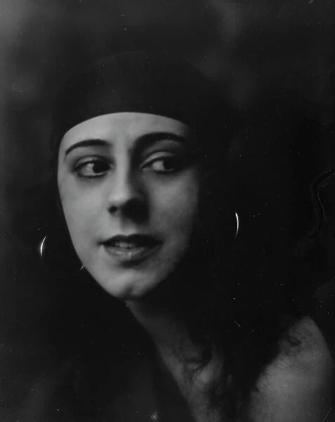 Moore, Dulcie, Miss, portrait photograph, between 1916 and 1918. Creator: Arnold Genthe