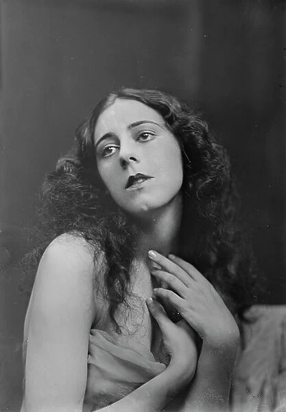 Moore, Dulcie, Miss, portrait photograph, between 1916 and 1918. Creator: Arnold Genthe