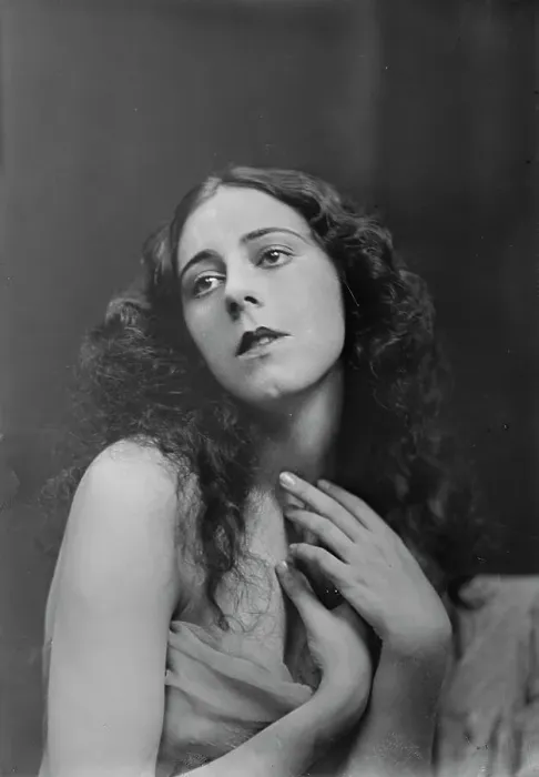 Framed Print : Moore, Dulcie, Miss, portrait photograph, between 1916 and 1918. Creator: Arnold Genthe Framed Print : Moore, Dulcie, Miss, portrait photograph, between 1916 and 1918. Creator: Arnold Genthe