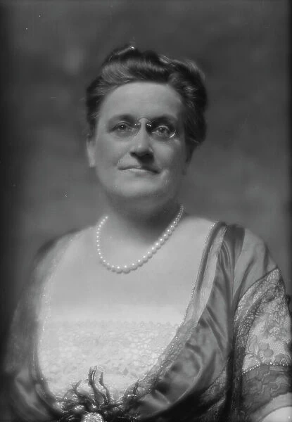 Moore, William H. Mrs. portrait photograph, 1914 Apr. 2. Creator: Arnold Genthe